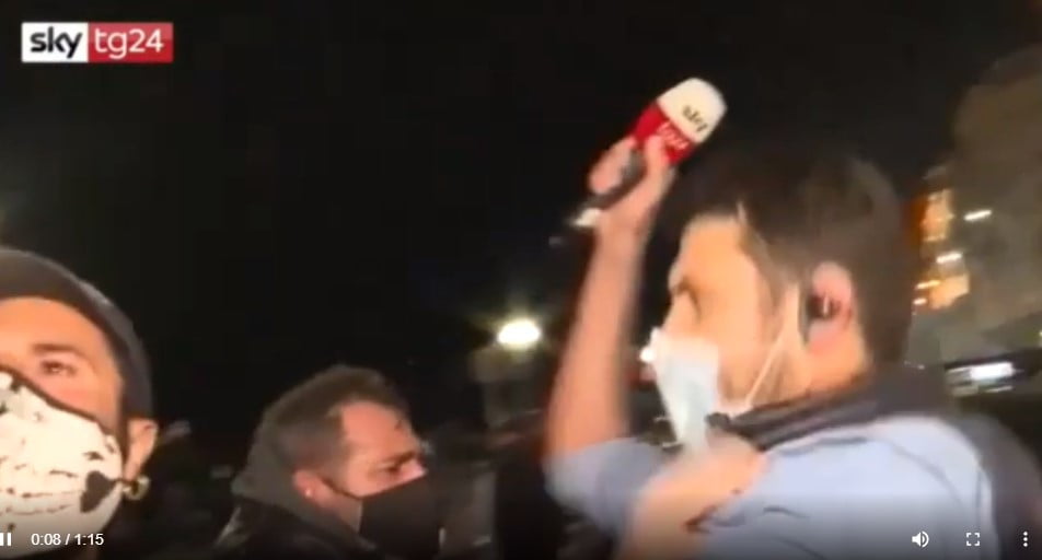 Repórter da SKY é agredido por manifestantes contrários ao lockdown em Nápoles