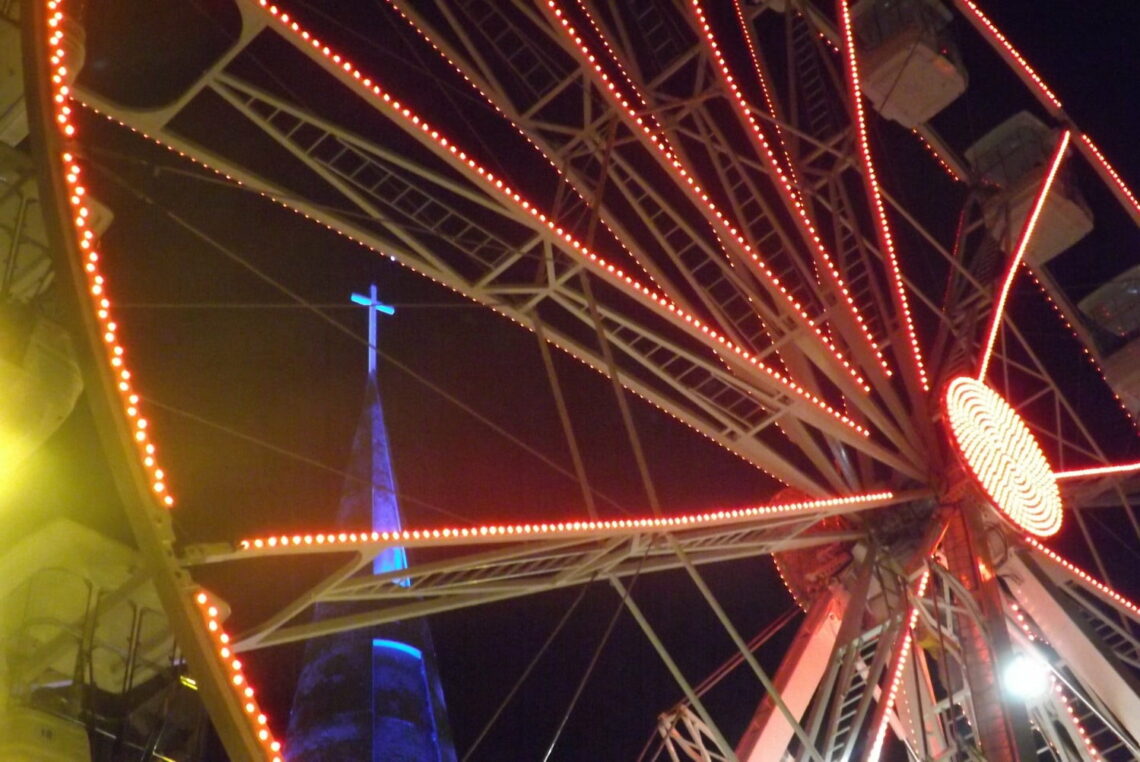 Roda Gigante e Big Tower começam a funcionar neste sábado, 30 na Maringá Encantada. Papai Noel chega hoje à noite no Parque do Japão