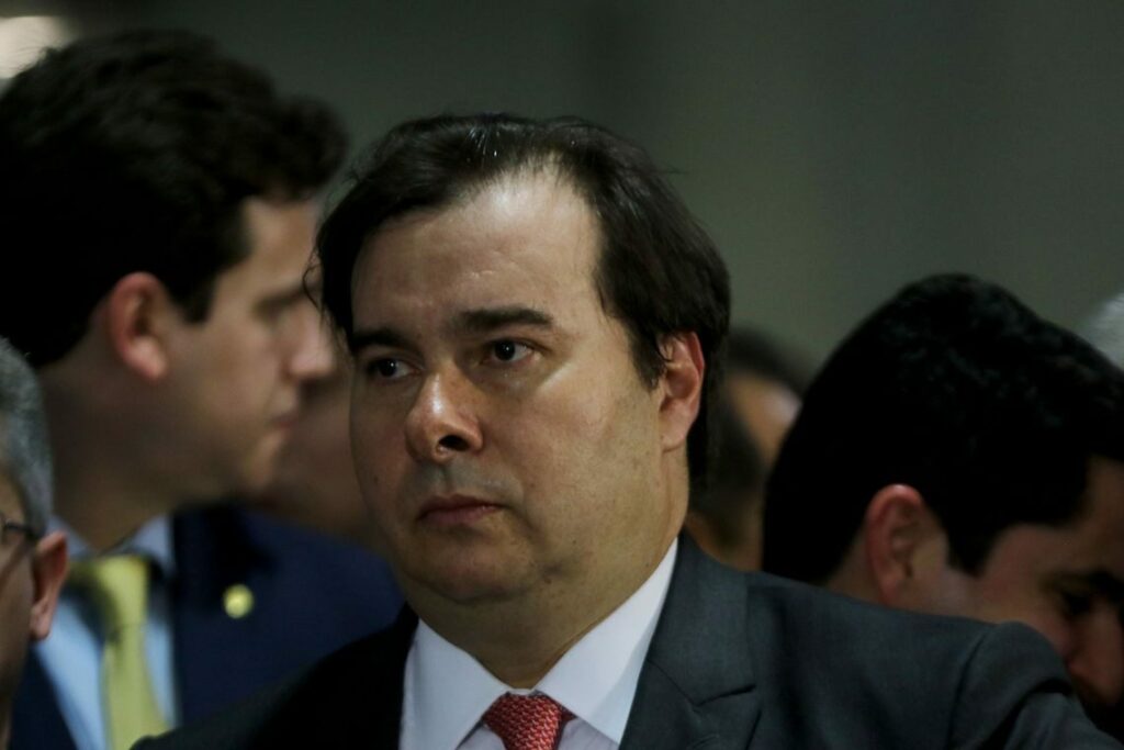 Rodrigo Maia condena ação de deputado que arrancou placa de exposição na Câmara que associa polícia a genocídio de negros no Brasil