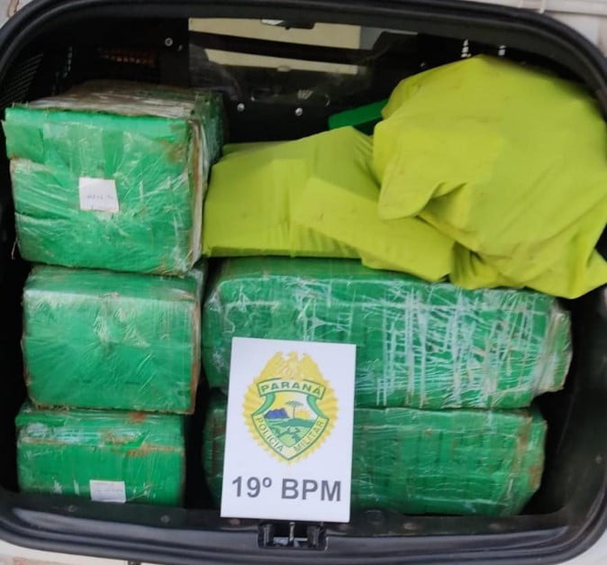 SANTA HELENA: PM apreende 234 quilos de maconha em carro acidentado