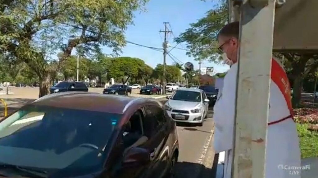 SÃO CRISTOVÃO: Benção dos motoristas prossegue até as 17h em frente à Catedral de Maringá 
                
                    Segundo o calendário ortodoxo, o Dia de São Cristóvão é celebrado no dia 9 de maio. Cristóvão é um nome que significa "o que leva Cristo" ou "aquele que carrega o Cristo", e está intimamente ligado a história do santo.