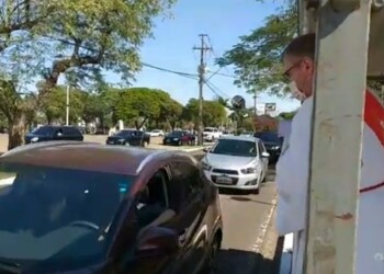 SÃO CRISTOVÃO: Benção dos motoristas prossegue até as 17h em frente à Catedral de Maringá 
                
                    Segundo o calendário ortodoxo, o Dia de São Cristóvão é celebrado no dia 9 de maio. Cristóvão é um nome que significa "o que leva Cristo" ou "aquele que carrega o Cristo", e está intimamente ligado a história do santo.