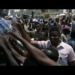 SUDÃO: Manifestantes sudaneses lutam contra  temperaturas que variam de 40 e os 45 graus e contra a desidratação. Veja o video