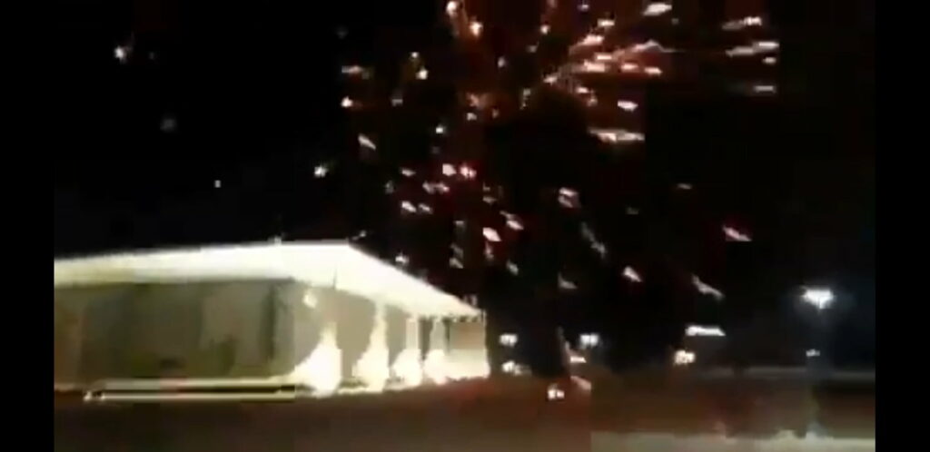 SURREAL: Manifestantes lançam fogos de artifício contra Prédio do STF simulando bombardeio. Veja o video: