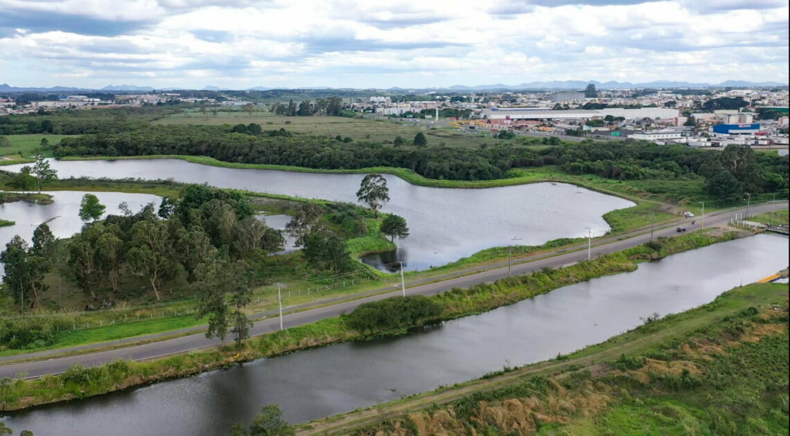 Sanepar inicia obras da Reserva Hídrica do Futuro para recuperação de 150 km de rios
                
                    Projeto prevê também a formação de 1.800 hectares de parques entre a região da Serra do Mar e Porto Amazonas, nos Campos Gerais. Primeira ação retirou quase 100 mil metros cúbicos de vegetação aquática.