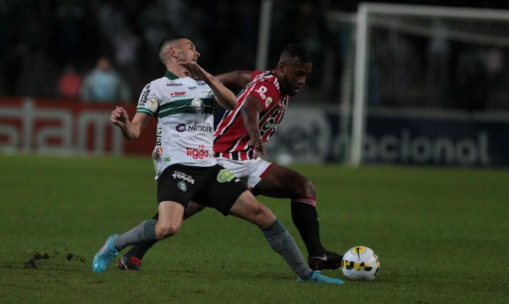 São Paulo e Coritiba empatam em 1 a 1 no Couto Pereira
                
                    Jogando no Castelão, Fortaleza e Goiás ficam na igualdade