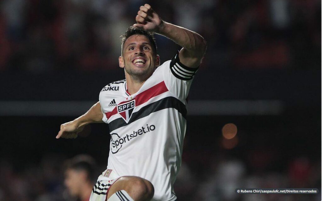 São Paulo goleia Athletico-PR e assume liderança do Brasileiro
                
                    Argentino Calleri (foto) foi o destaque da partida com três gols