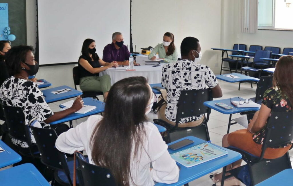 Sarandi discute retorno presencial às aulas 
                
                    "Estamos trabalhando de forma intensa para garantir um retorno seguro a toda comunidade escolar nos aspectos sanitários, de higiene, saúde e prevenção da COVID-19, assegurando o direito à aprendizagem e ao desenvolvimento das crianças”, enfatizou o secretário de Saúde Antônio Del Nero