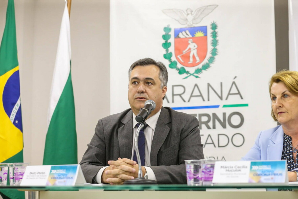 Saúde confirma seis casos de coronavírus no Paraná. Cinco em Curitiba e um em Cianorte. Assista a entrevista coletiva do Secretário Beto Preto
                
                    Cinco pessoas residem em Curitiba e uma em Cianorte, na Região Noroeste.