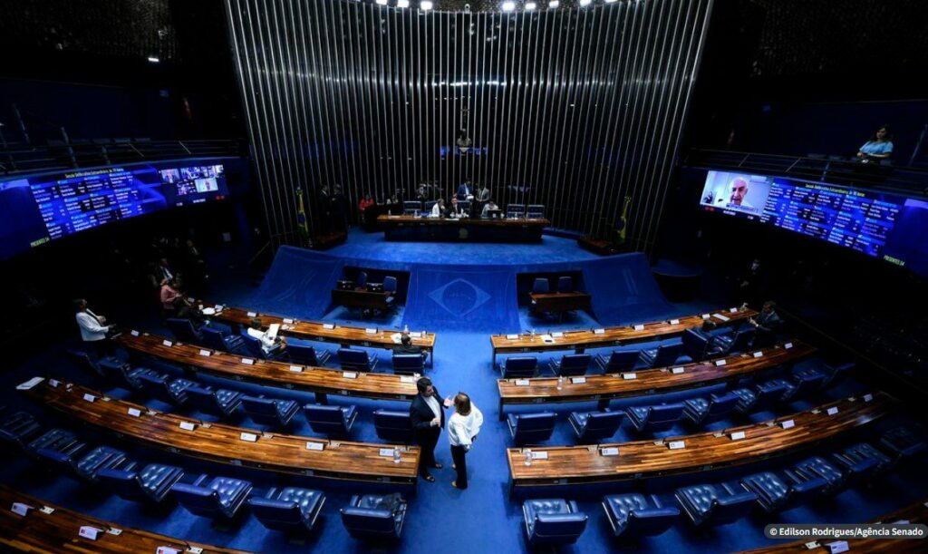 Senado aprova regras que podem dispensar perícia médica do INSS
                
                    Texto segue agora para sanção presidencial