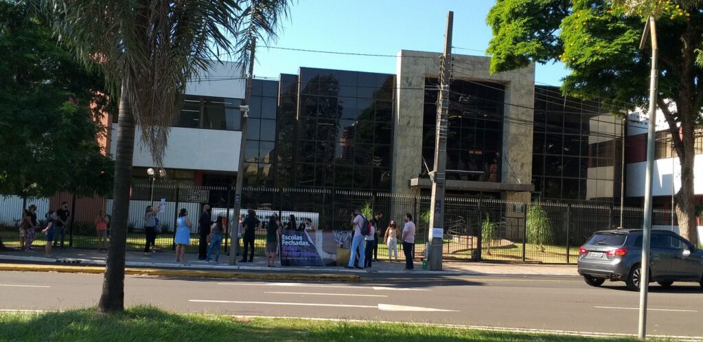 Servidores municipais protestam em frente à Câmara contra projeto que faz da educação atividade essencial