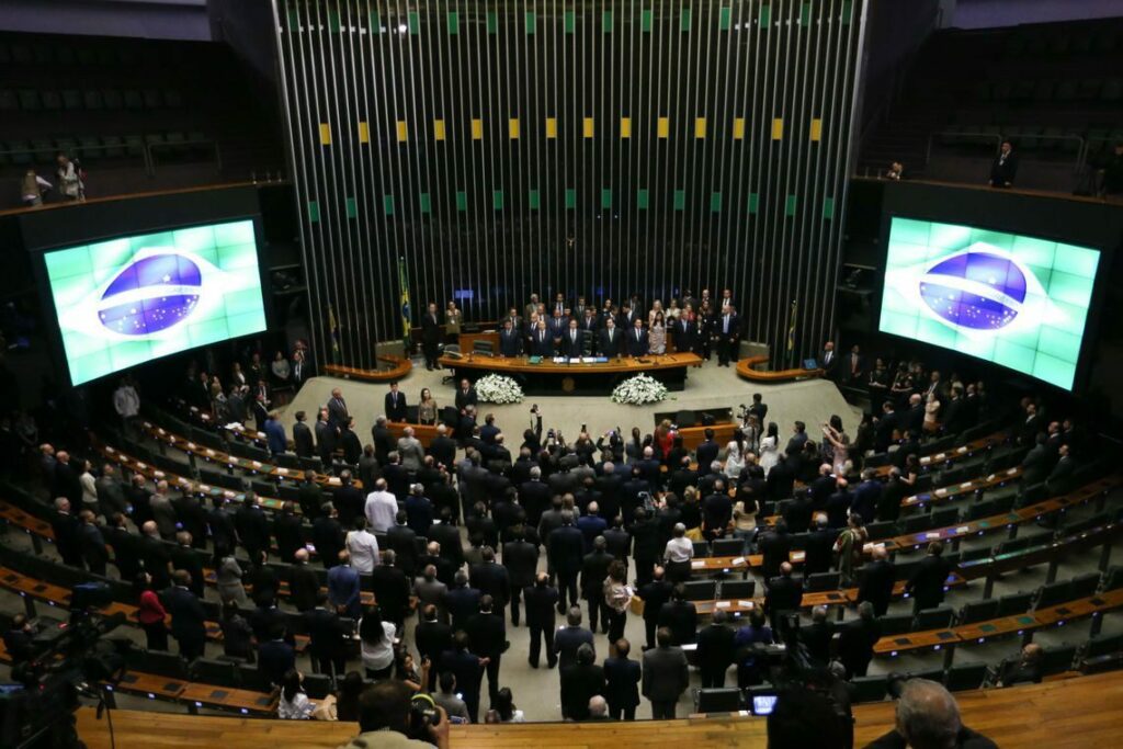 Sessão conjunta do Congresso Nacional marca retomada dos trabalhos do legislativo nesta segunda, 3
                
                    Presidente envia mensagem sobre "prioridades" para ser lida a parlamentares