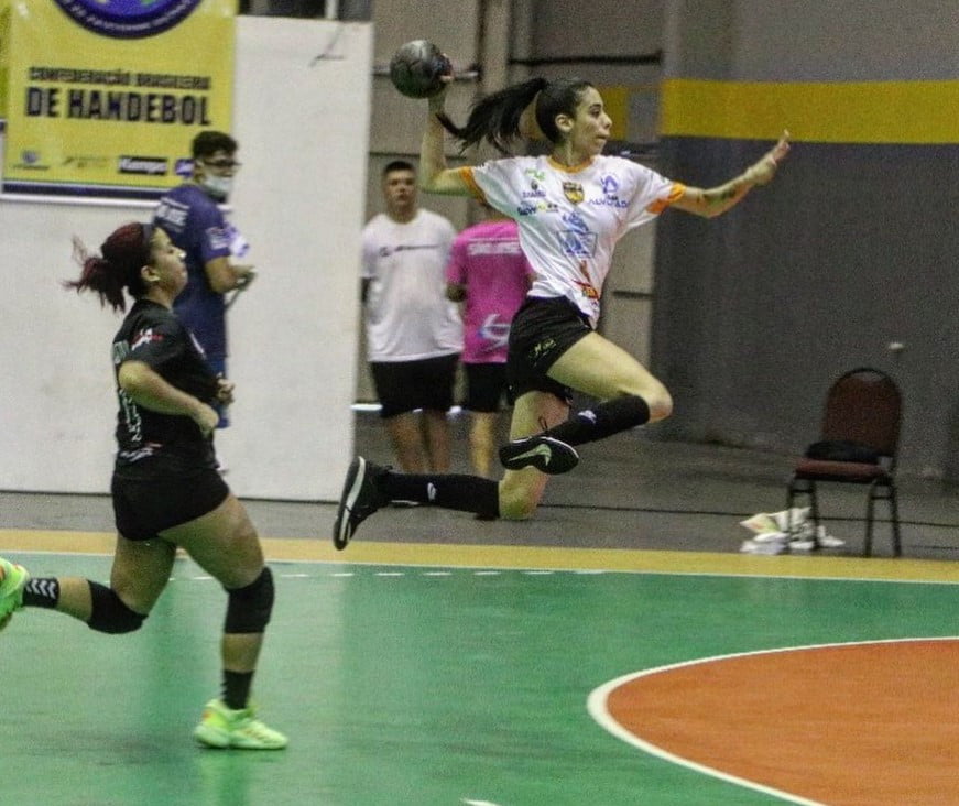 TAPETÃO: Handebol feminino de Sarandi vence na quadra, mas pode ser eliminado no tapetão
                
                    Confederação responde através de Nota Oficial