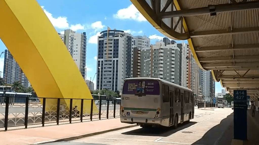 TCCC e Cidade Verde advertem grevistas: "Voltem imediatamente ao trabalho ou adotaremos medidas legais cabíveis", e cita abandono de emprego
                
                    Neste domingo, 7º dia de paralisação, a TCCC informou que 31 dos 74 ônibus que circulam normalmente aos domingos, estão circulando hoje, 14. Veja as entrevistas com usuários no terminal urbano ontem, 13. Espera durou até 40 minutos