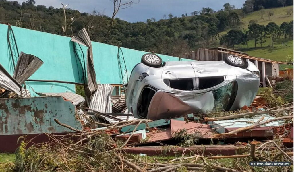 TORNADO: Tempestade em Santa Catarina afeta 26 cidades e deixa desabrigados. Veja as imagens