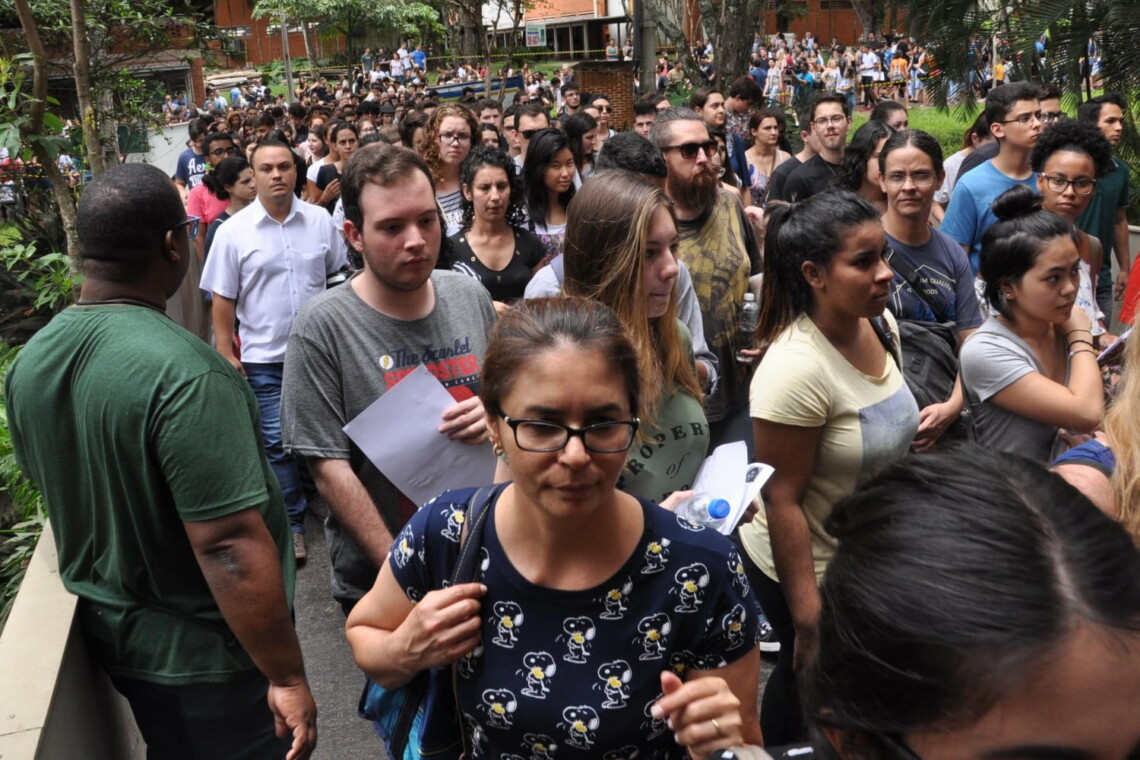 UEL: Segunda fase do Vestibular, começa no domingo.
                
                    Candidatos aprovados na 1ª fase do Vestibular 2020 da UEL farão a 2ª etapa do concurso a partir deste domingo (1º de dezembro) nas cidades de Londrina, Curitiba e Cascavel.