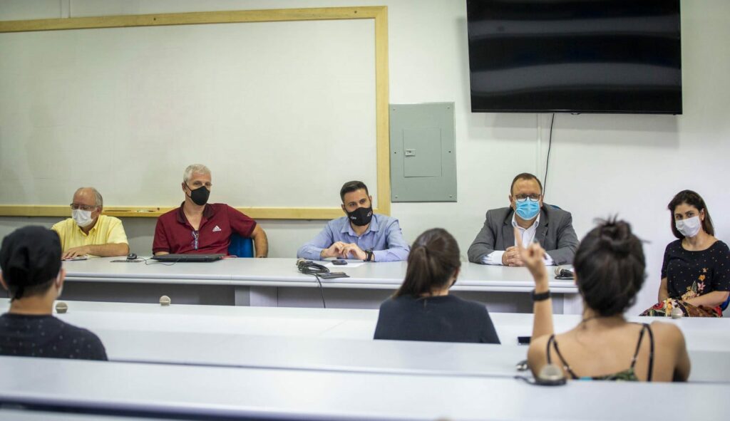 UEM prepara-se para retomada dos atendimentos na Clínica Odontológica 
                
                    O assunto foi tema de uma reunião entre dirigentes da Universidade e representantes dos discentes que reivindicam o retorno às atividades presenciais