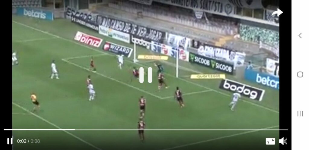 VAR anula dois gols do Santos, e Flamengo vence por 1 a 0. Veja os gols anulados 
                
                    Esse é o novo normal do futebol: Juizes que não apitam, equipamentos que ajudam a tomar decisões pouco claras, estádios vazios, torcedores de papelão, som de torcida, muita polêmica, uma verdadeira palhaçada televisada.  O futebol não precisa disso. O VAR não pode substituir o árbitro mas é exatamente isso que está acontecendo. 