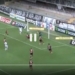 VAR anula dois gols do Santos, e Flamengo vence por 1 a 0. Veja os gols anulados 
                
                    Esse é o novo normal do futebol: Juizes que não apitam, equipamentos que ajudam a tomar decisões pouco claras, estádios vazios, torcedores de papelão, som de torcida, muita polêmica, uma verdadeira palhaçada televisada.  O futebol não precisa disso. O VAR não pode substituir o árbitro mas é exatamente isso que está acontecendo. 