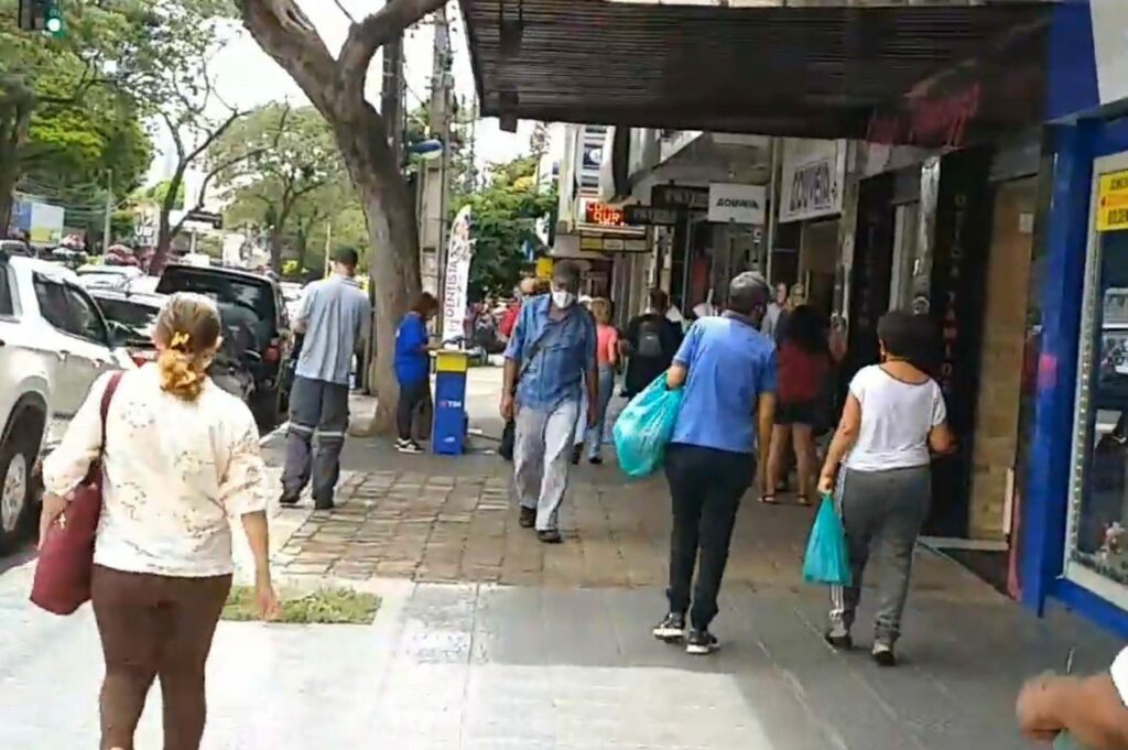 VEJA AS IMAGENS: Centro de Maringá registra muita gente circulando ao mesmo tempo na manhã desta terça, 8
                
                    Algo precisa ser feito. A experiência do comércio 24 horas implantado há poucos dias pela Prefeitura de Cascavel será repercutido amanhã, aqui em O FATO, com uma entrevista com o jornalista do Portal de Notícias - PRETO NO BRANCO.