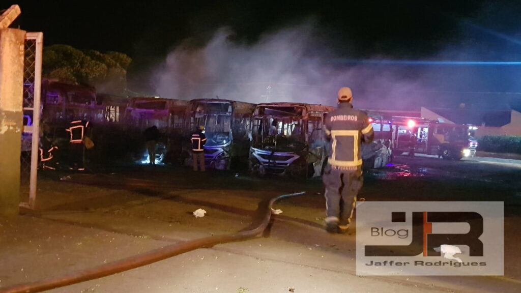 VEJA AS IMAGENS: Incêndio consome seis ônibus em Sarandi 
                
                    As imagens são do repórter Jaffer Rodrigues