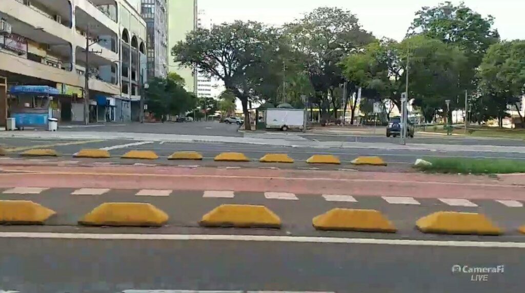 VEJA AS IMAGENS: Pouco movimento no centro de Maringá na tarde deste domingo, 28