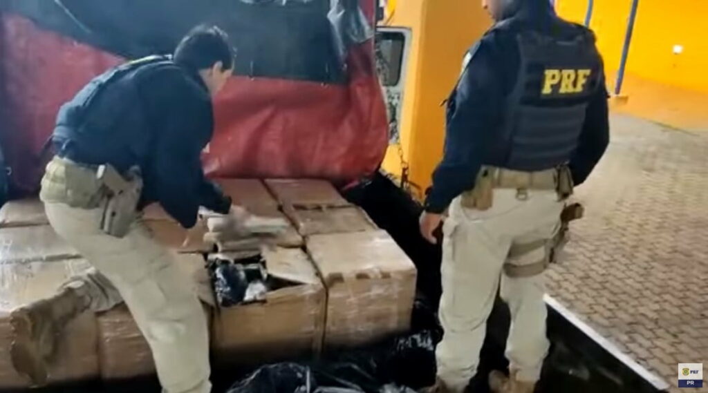 VÍDEO: PRF apreende mais de meia tonelada de maconha em um caminhão roubado no Paraná