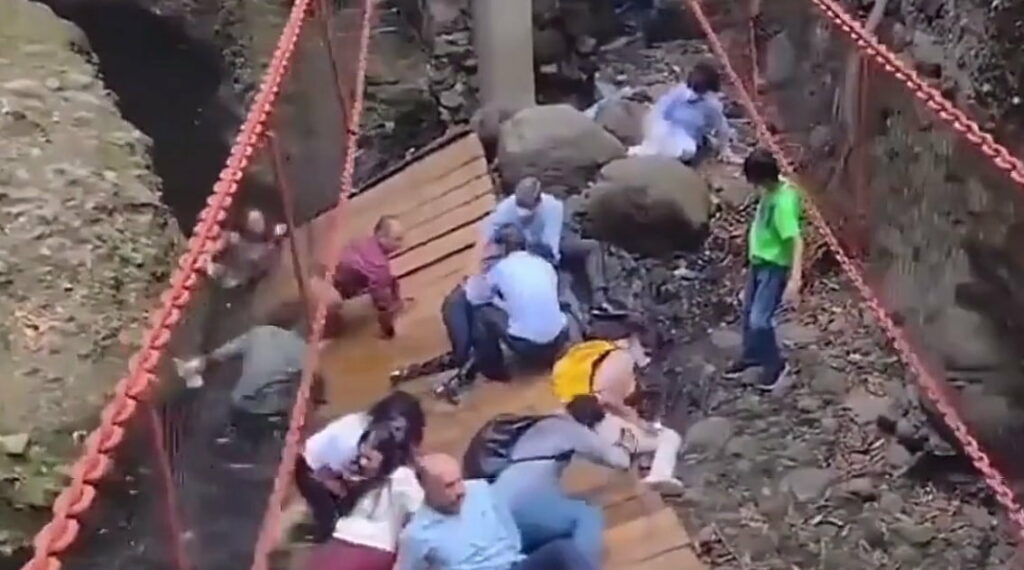 VÍDEO: Ponte cai com prefeito e vereadores durante inauguração