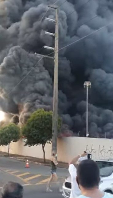VIDEOS: Incêndio termina com mais de 50 ônibus destruídos em Londrina