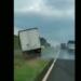 Carreta joga caminhão para fora da estrada entre Rolândia e Londrina