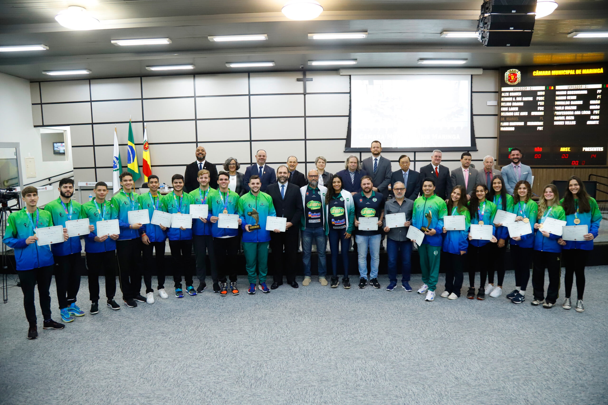 Equipes campeãs de vôlei recebem título de Mérito Comunitário