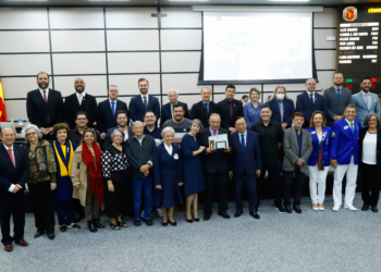 Joel Cardoso é homenageado na Câmara com Brasão do Município