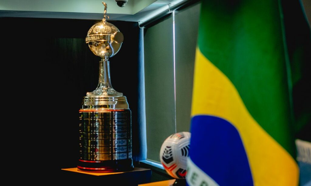 Flamengo vence e vai jogar final da Libertadores contra o Athletico Paranaense