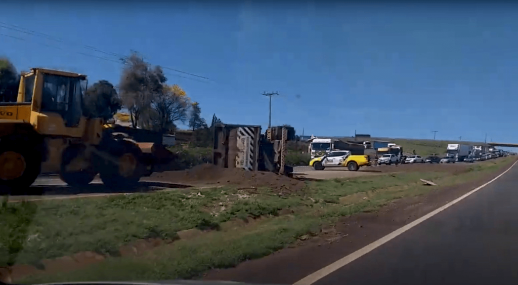 VÍDEO: Carreta carregada com esterco tomba na saida do contorno de Campo Mourão