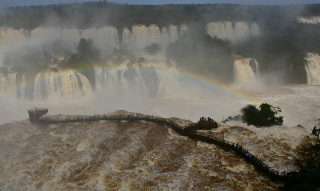 Passarela sobre Cataratas do Iguaçu é reaberta após redução da vazão 1