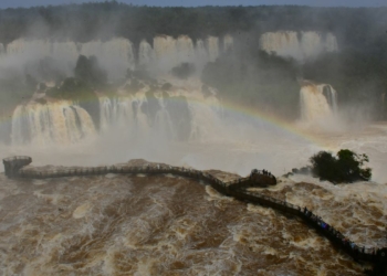 Passarela sobre Cataratas do Iguaçu é reaberta após redução da vazão 1