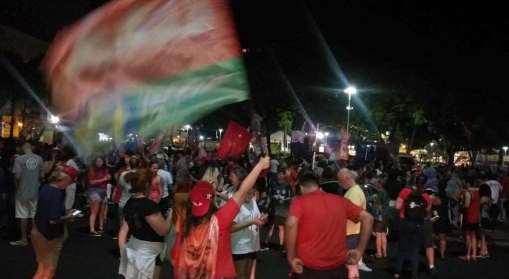 Esquerda maringaense festeja vitória de Lula na Raposo Tavares 2