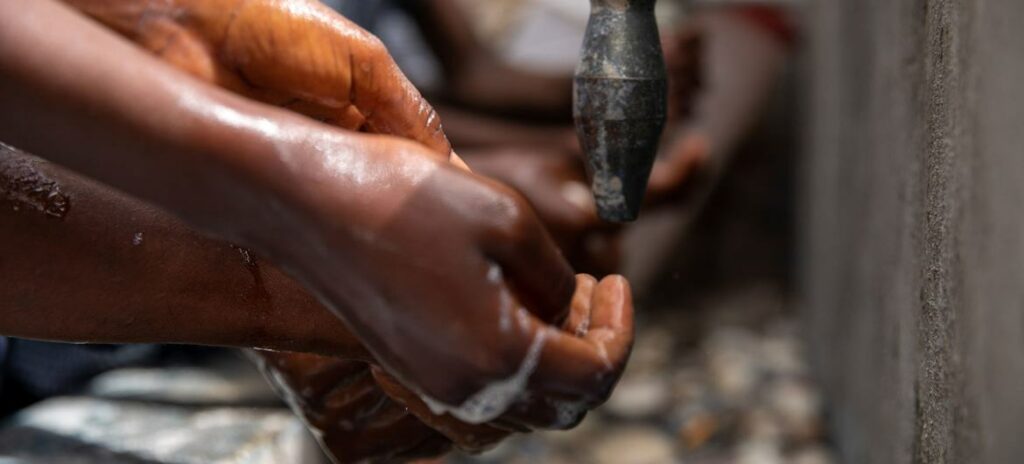 Surto de cólera, fome e insegurança ameaçam população do Haiti