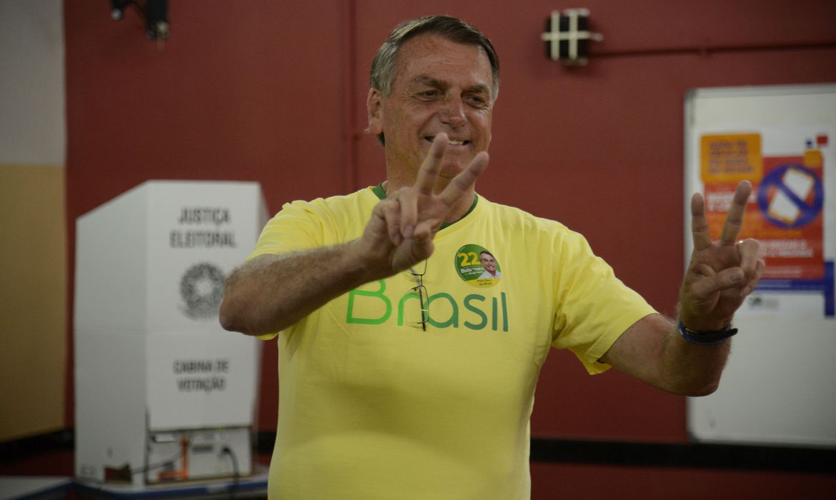 O presidente e candidato à reeleição, Jair Bolsonaro vota na Escola Municipal Rosa da Fonseca, na Vila Militar, no Rio de Janeiro. Thomaz Silva / Agência Brasil