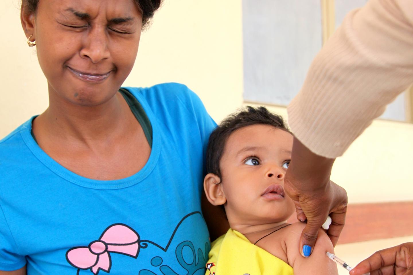 Especialistas do UNICEF respondem as perguntas mais frequentes de mães e pais sobre vacinas