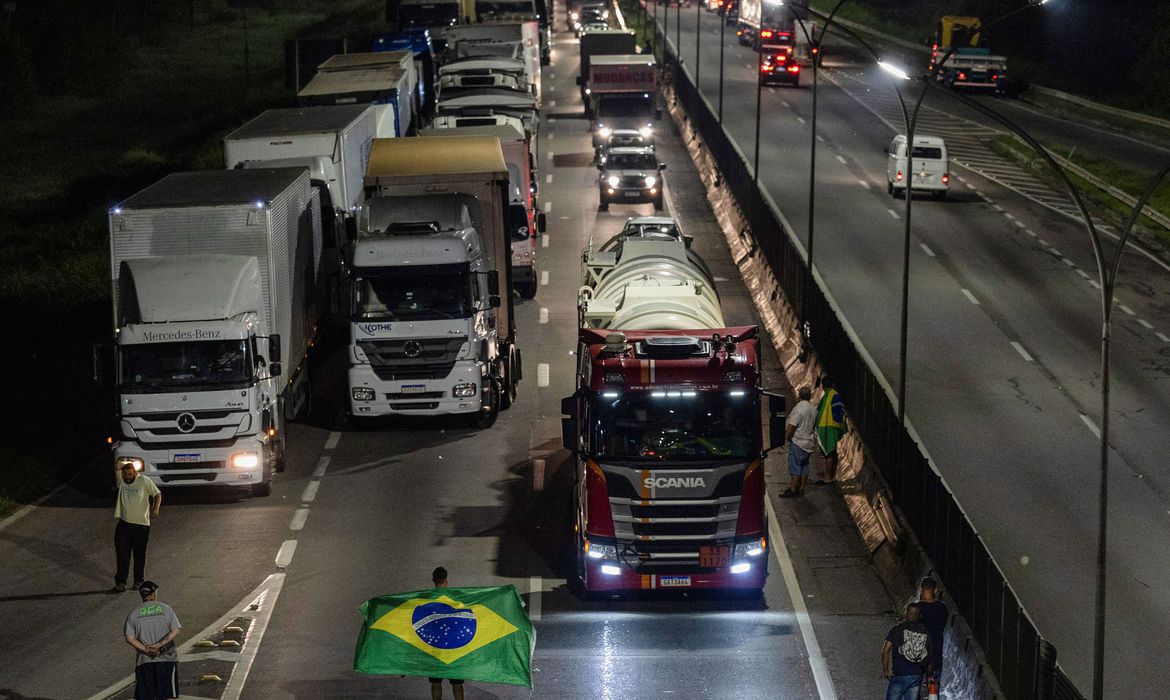 Todas rodovias federais do país estão livres de bloqueios, diz PRF