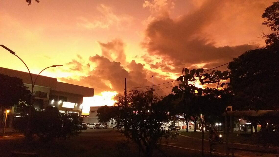 Terça com chuva, umidade alta e calor em Maringá