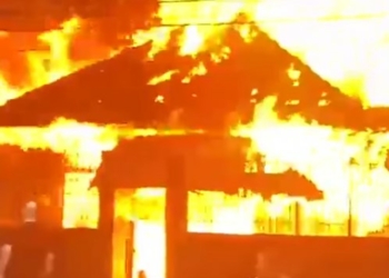 Incêndio em casa de madeira mata uma pessoa e deixe três gravemente feridas