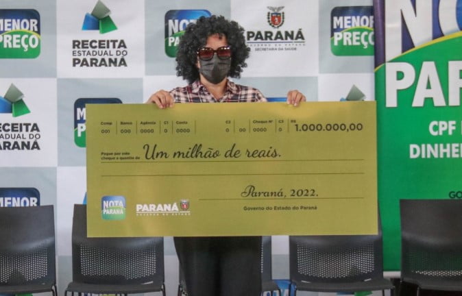 Disfarçada, sarandiense recebe cheque de R$ 1 milhão do Nota Paraná 1