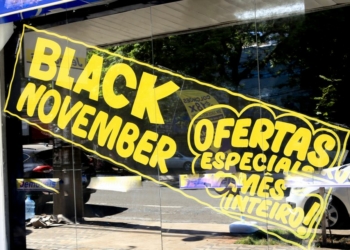 Com base móvel no centro de Maringá, Procon faz orientações sobre a Black Friday nesta sexta-feira, 25