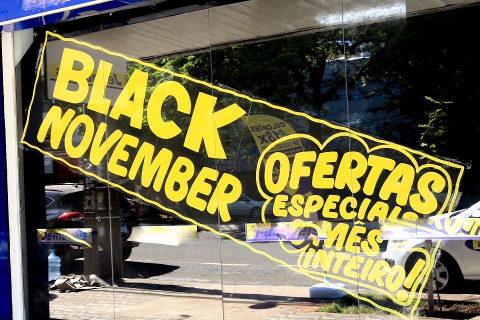 Com base móvel no centro de Maringá, Procon faz orientações sobre a Black Friday nesta sexta-feira, 25