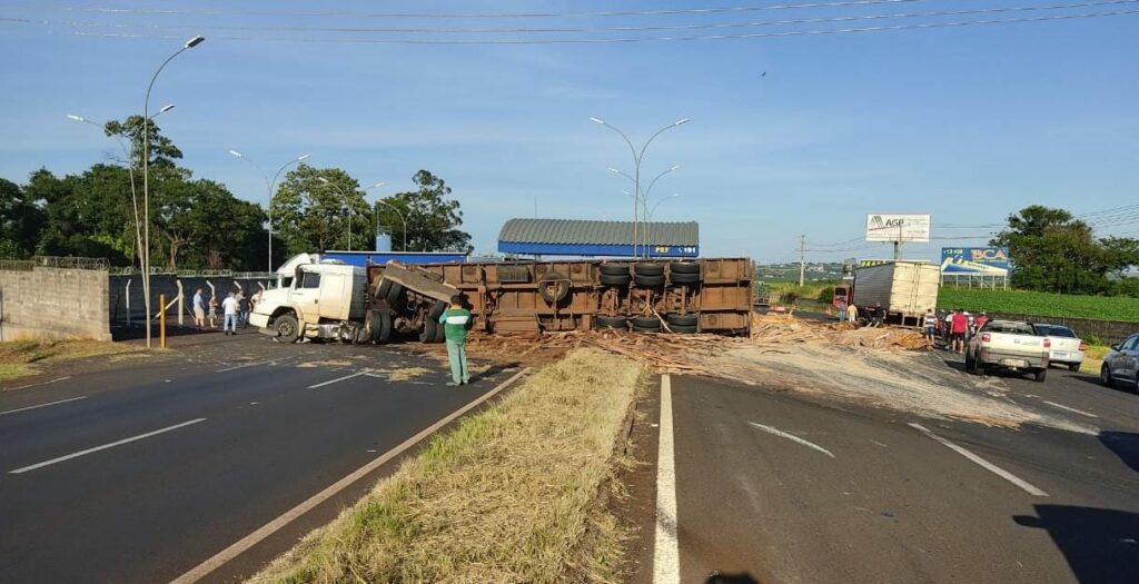 Carreta carregada com madeiras tomba em frente a PRF em Mandaguari