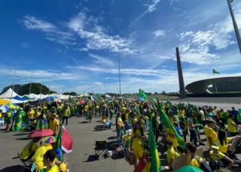 ARQUIVO: Bolsonaristas no QG do exército em Brasília - foto - tv globo - reprodução