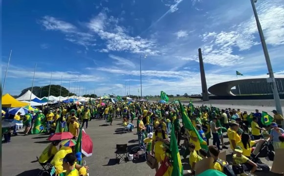 ARQUIVO: Bolsonaristas no QG do exército em Brasília - foto - tv globo - reprodução