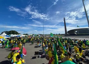 Bolsonaristas no QG do exército em Brasília - foto - tv globo - reprodução